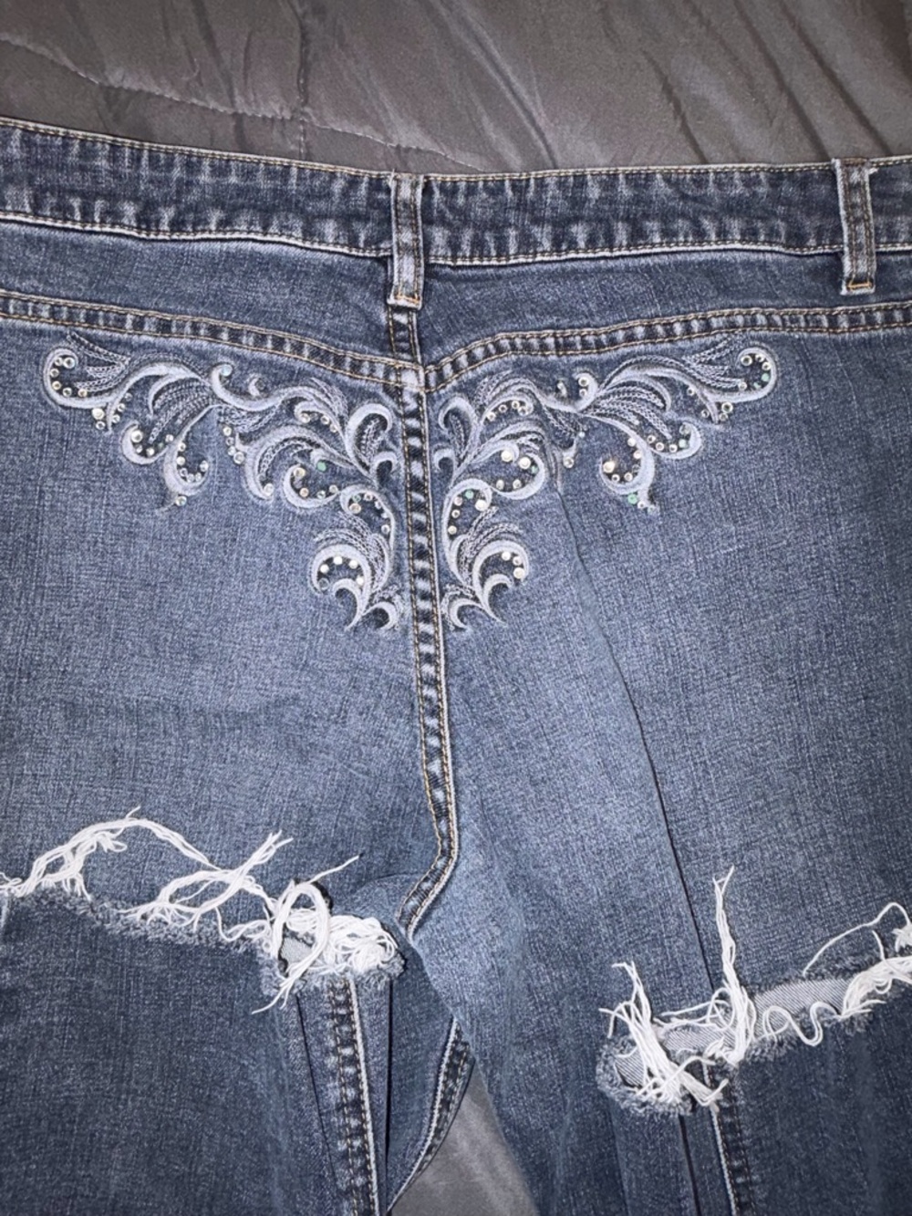 Cache Distressed Bootcut Jeans Size 8 Embroidered Back Y2K - Picture 9 of 10